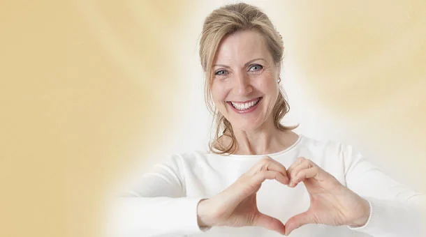Yolanda Pinke formt mit den Händen ein Herz
